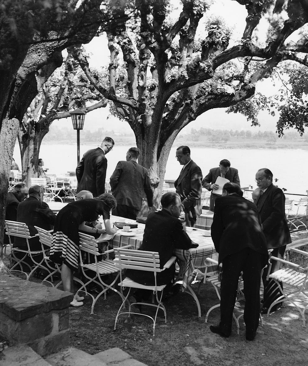 1949 trafen sich Spitzenpolitiker am Rande der Ministerpräsidenten-Konferenz auf der Terrasse des „Schaumburger Hofs“