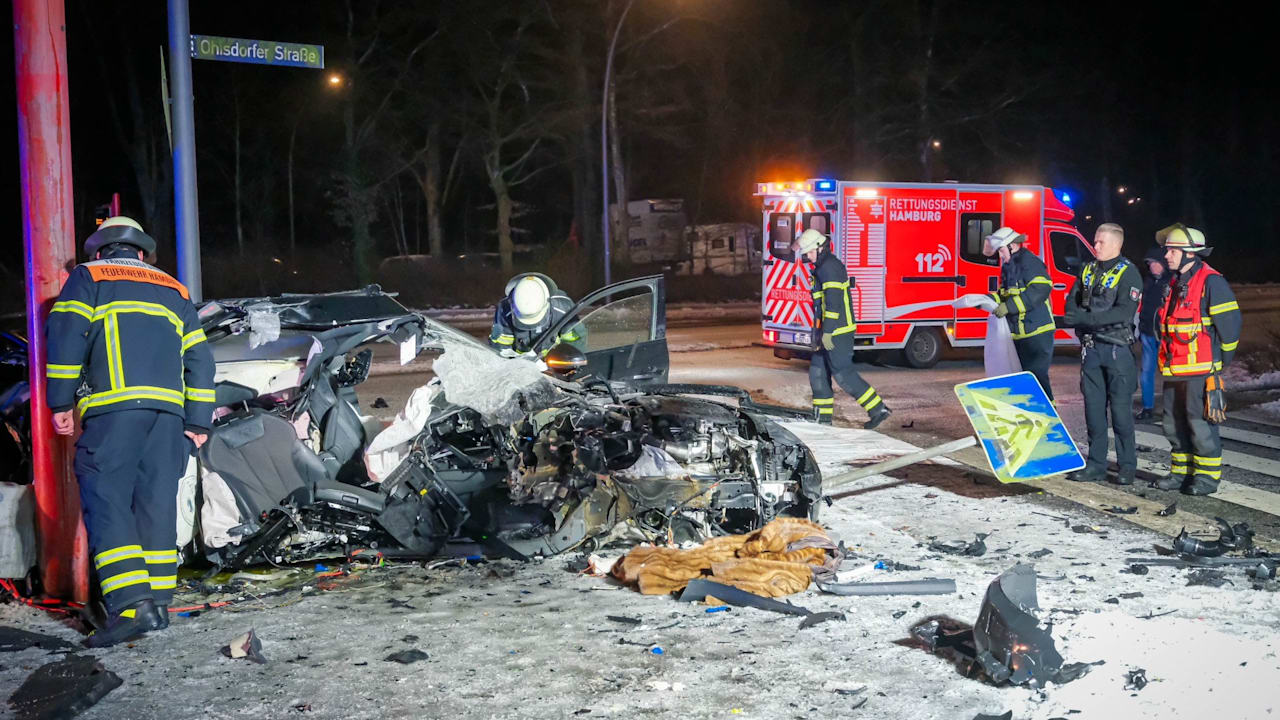 „Überhöhte Geschwindigkeit“: Raserin rammt Mast, Wagen zerstört | Regional