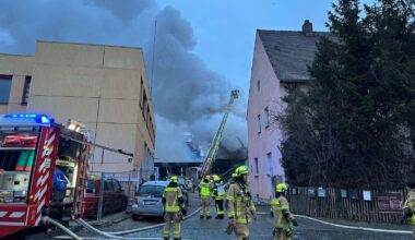 Lagerhalle in Regensburg in Flammen – Feuerwehr evakuiert Häuser
