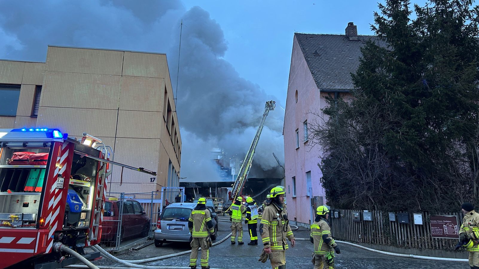 Lagerhalle in Regensburg in Flammen – Feuerwehr evakuiert Häuser