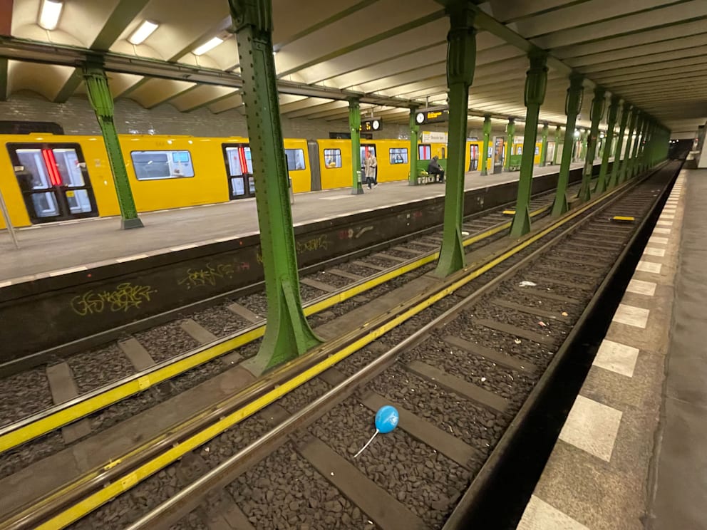 Im Gleisbett berührte der Jugendliche eine 750-Volt-Stromschiene