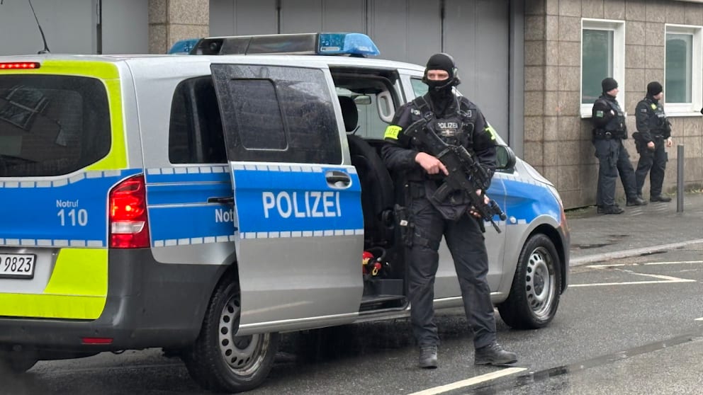 Auch die Einfahrt zur Tiefgarage des Gerichts wurde von schwer bewaffneten Polizisten bewacht