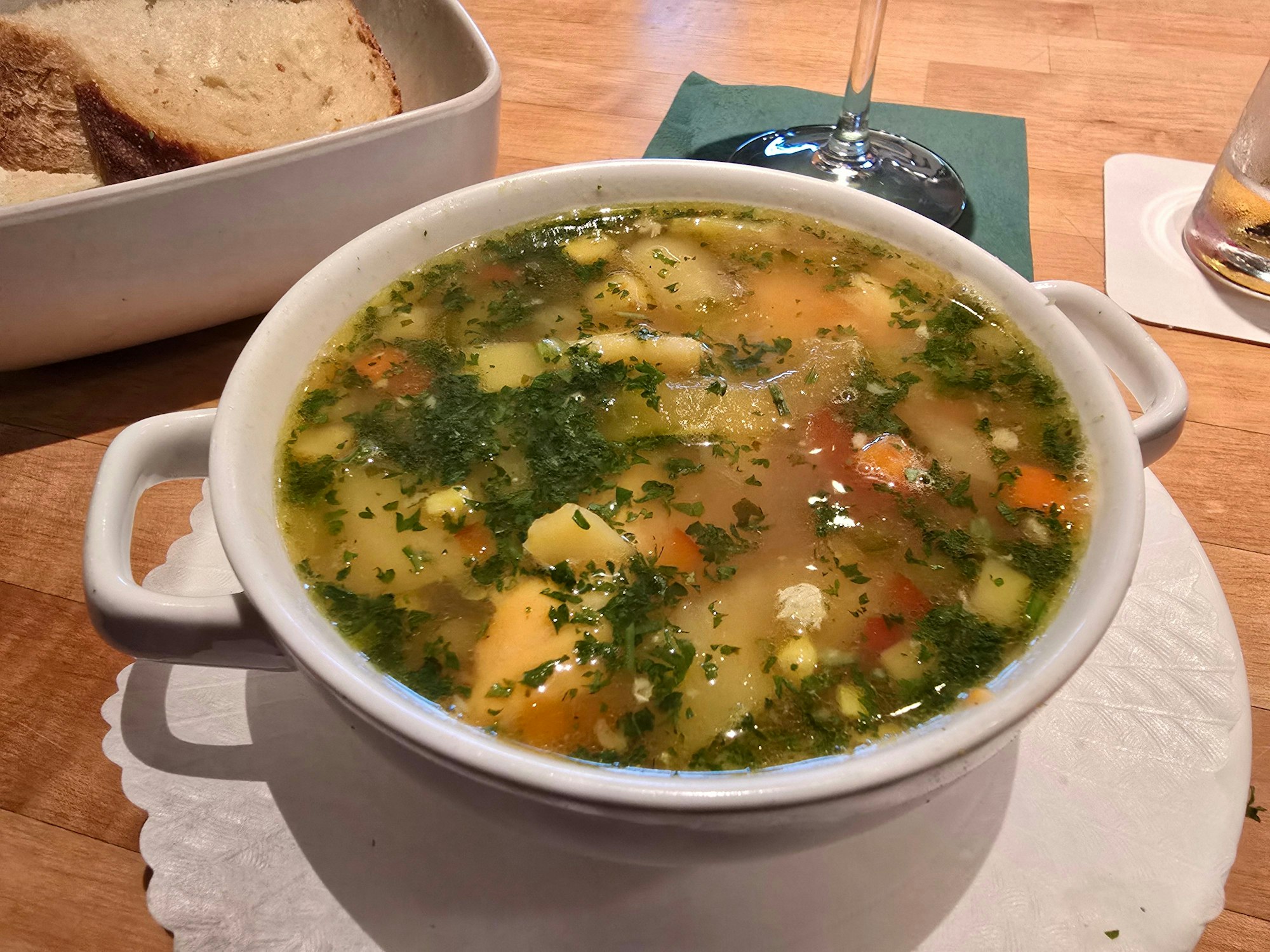 Bretonische Fischsuppe serviert in einer tiefen Schale