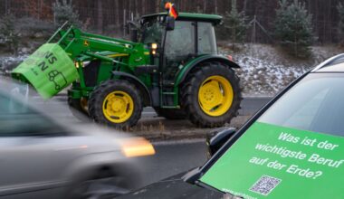 Landwirte demonstrieren am Berliner Ring. (Foto aktuell) Foto: Patrick Pleul/dpa