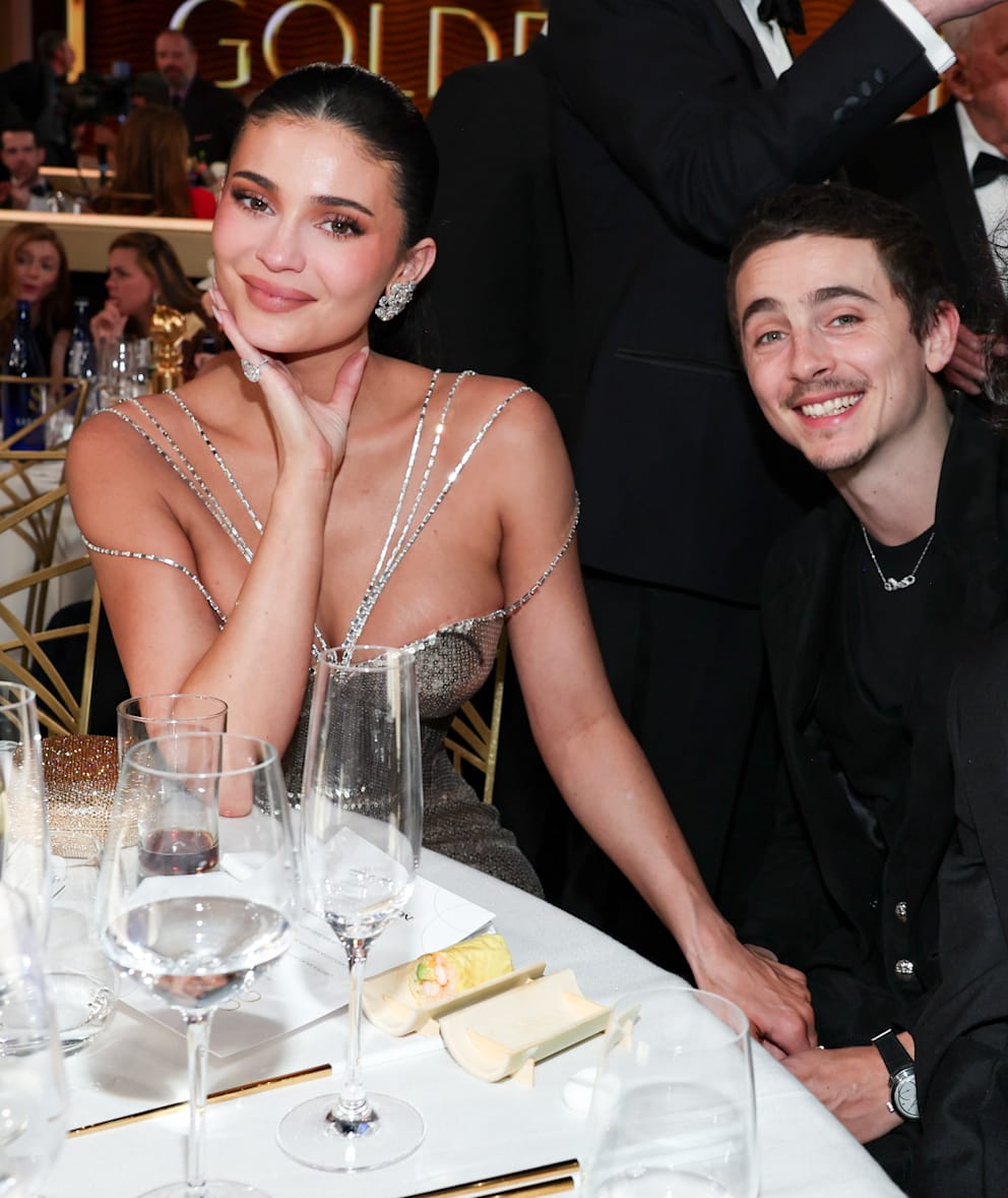 … und Händchen gehalten