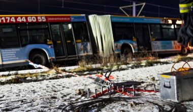 Mainzer Linienbus rutscht auf Eis und droht, auf Gleise zu stürzen