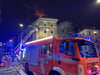 Die Feuerwehr bekämpft einen Brand im Dachbereich eines Mehrfamilienhauses. Der Brand wurde durch Einsatzkräfte der Berufsfeuerwehr Stuttgart schnell gelöscht. In der Silvesternacht hat die Feuerwehr in Stuttgart zu dutzenden Bränden ausrücken müssen. Besonders die hohe Zahl kleiner und gleichzeitiger Brände sei herausfordernd gewesen, sagte ein Sprecher der Feuerwehr.