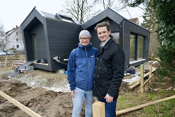 Das Ehepaar Hallau hat Anfang 2024 das erste Tiny House in Bielefeld aufgebaut - weitere sollen folgen. - © Peter Unger