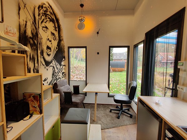 Das riesige Wandbild (links) stammt aus der Ausstellung "Celebration Factory" von dem Künstler Filip Markiewicz. - © Lena Kley