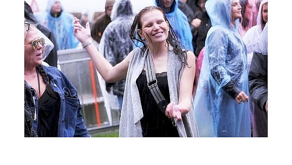 Ein Platzregen überraschte 2023 viele Besucherinnen und Besucher im Kurpark. Packt deshalb für den Notfall eure Regen-Capes ein. - © Thorsten Ulonska