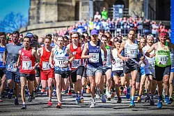 Tausende Läuferinnen und Läufer starten vom Hermannsdenkmal in Detmold. - © Sarah Jonek