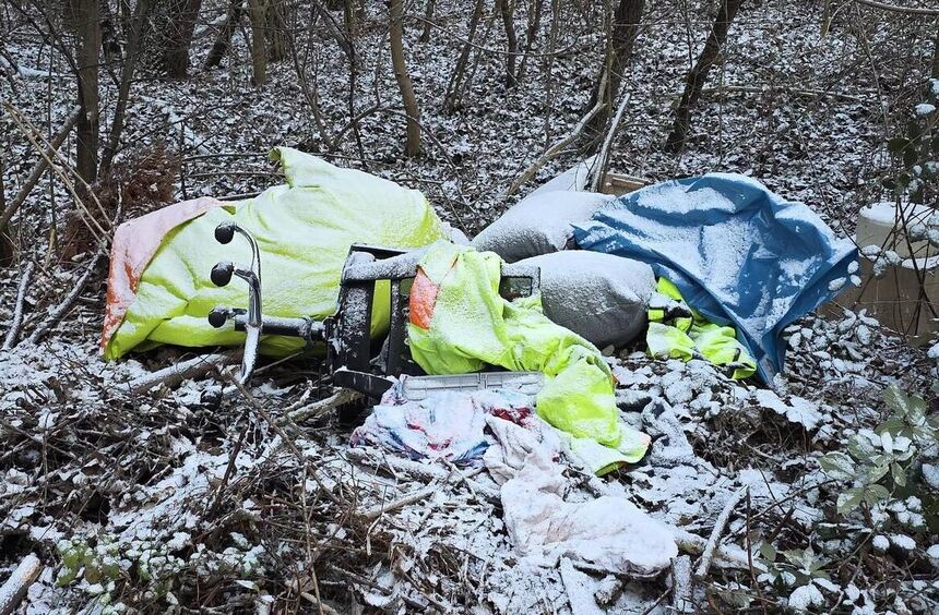 Unbekannte werfen alte Matratzen in die Brühler Rheinauen