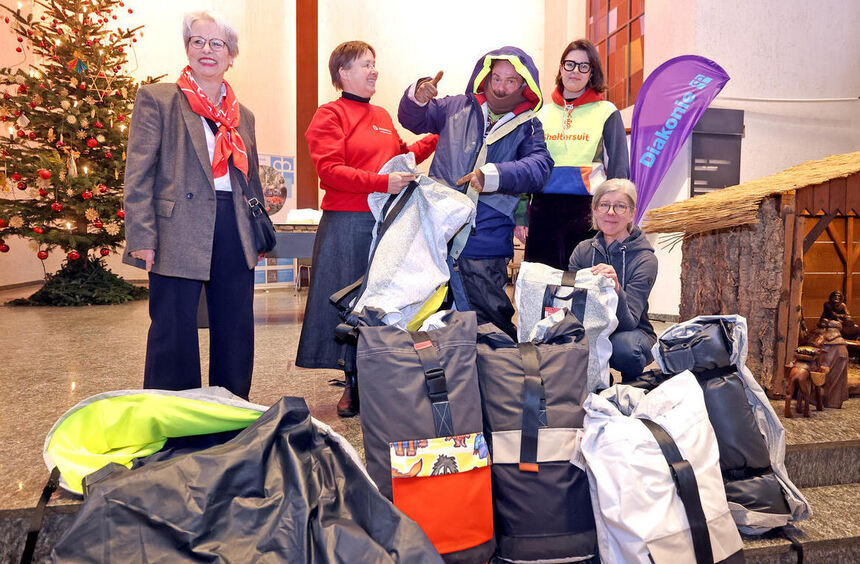 Wie eine Jacke zum Schlafplatz für Obdachlose wird
