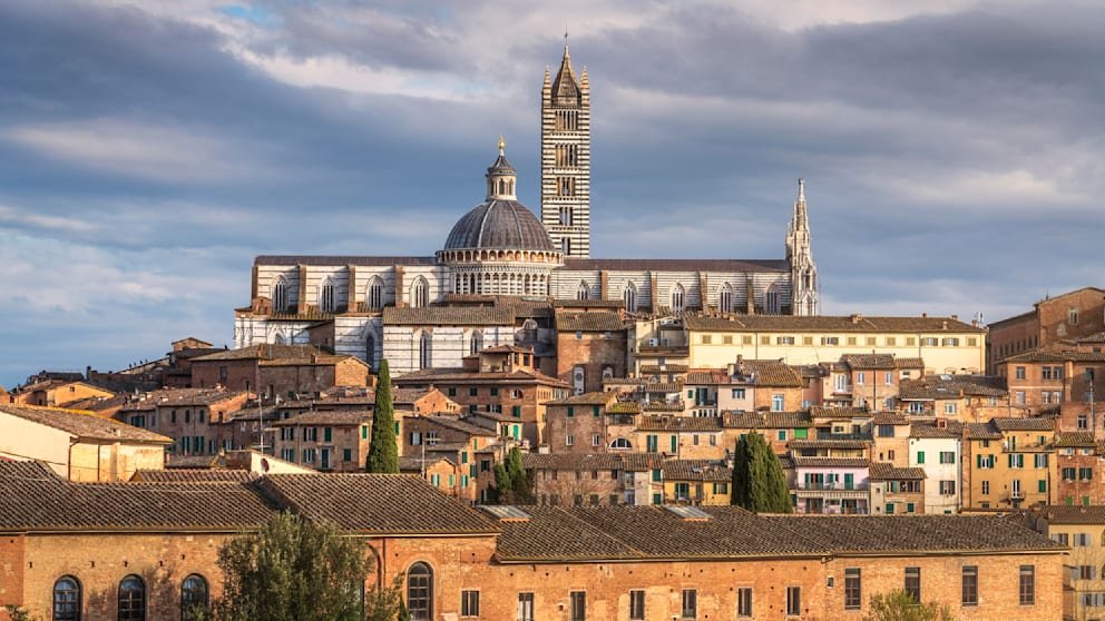 Siena’s Piazza del Campo mit dem Palazzo Pubblico und der Torre del Mangia.
