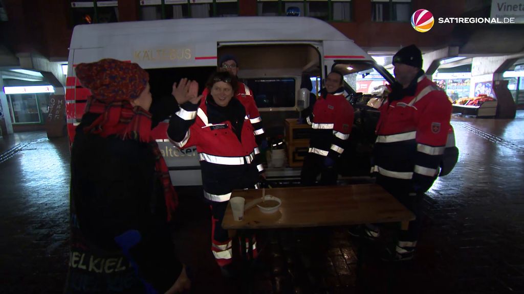 VIDEO | Unterwegs mit dem Kältebus in Kiel: Kleidung, Essen und Medizin für Obdachlose