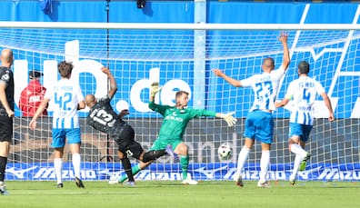 Mannheims Sturm-Routinier Terrence Boyd (Nr. 13) hat schon einige Tore gegen Hansa Rostock erzielt. Dieser Treffer gegen FCH-Torhüter Benjamin Uphoff (M.) in der Vorsaison wurde allerdings aberkannt.
