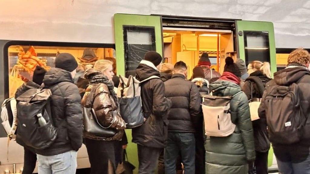 Das übliche Bild: Gedränge beim Einstieg in die S-Bahn nach Leipzig. (