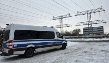 Beamte sind stinksauer: 400 Polizisten bewachen Stromleitungen in Berlin | Regional