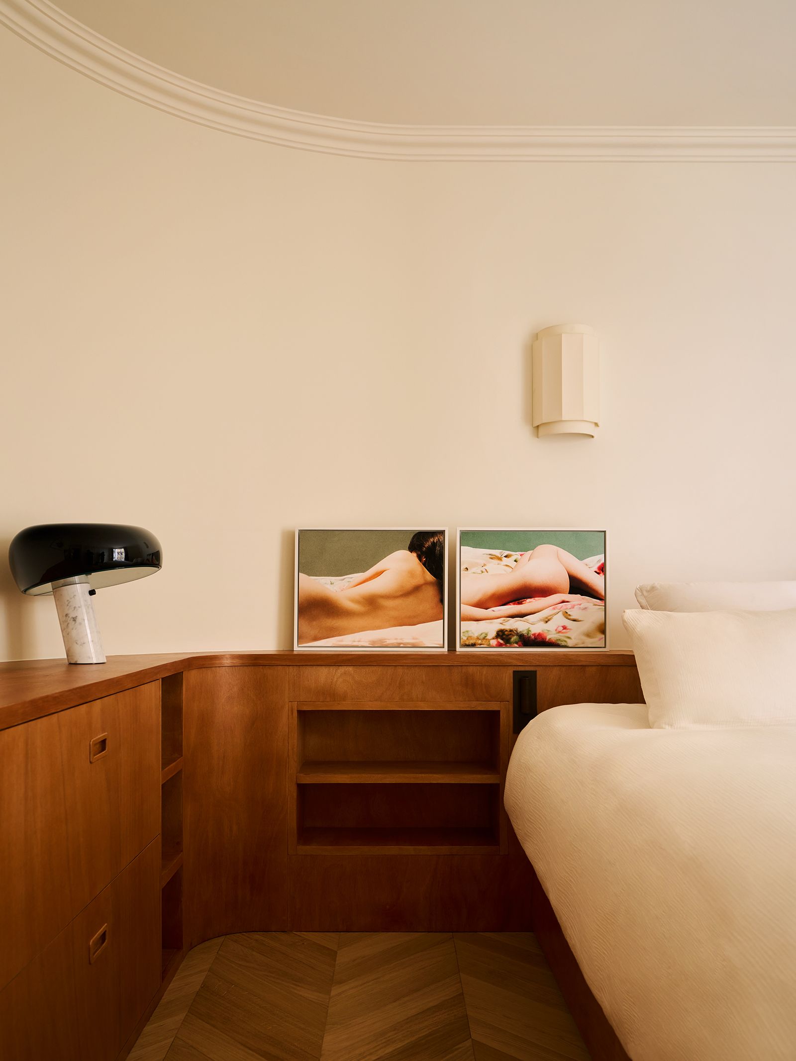 Renovierung in Paris HaussmannWohnung Bett Holzkommoden