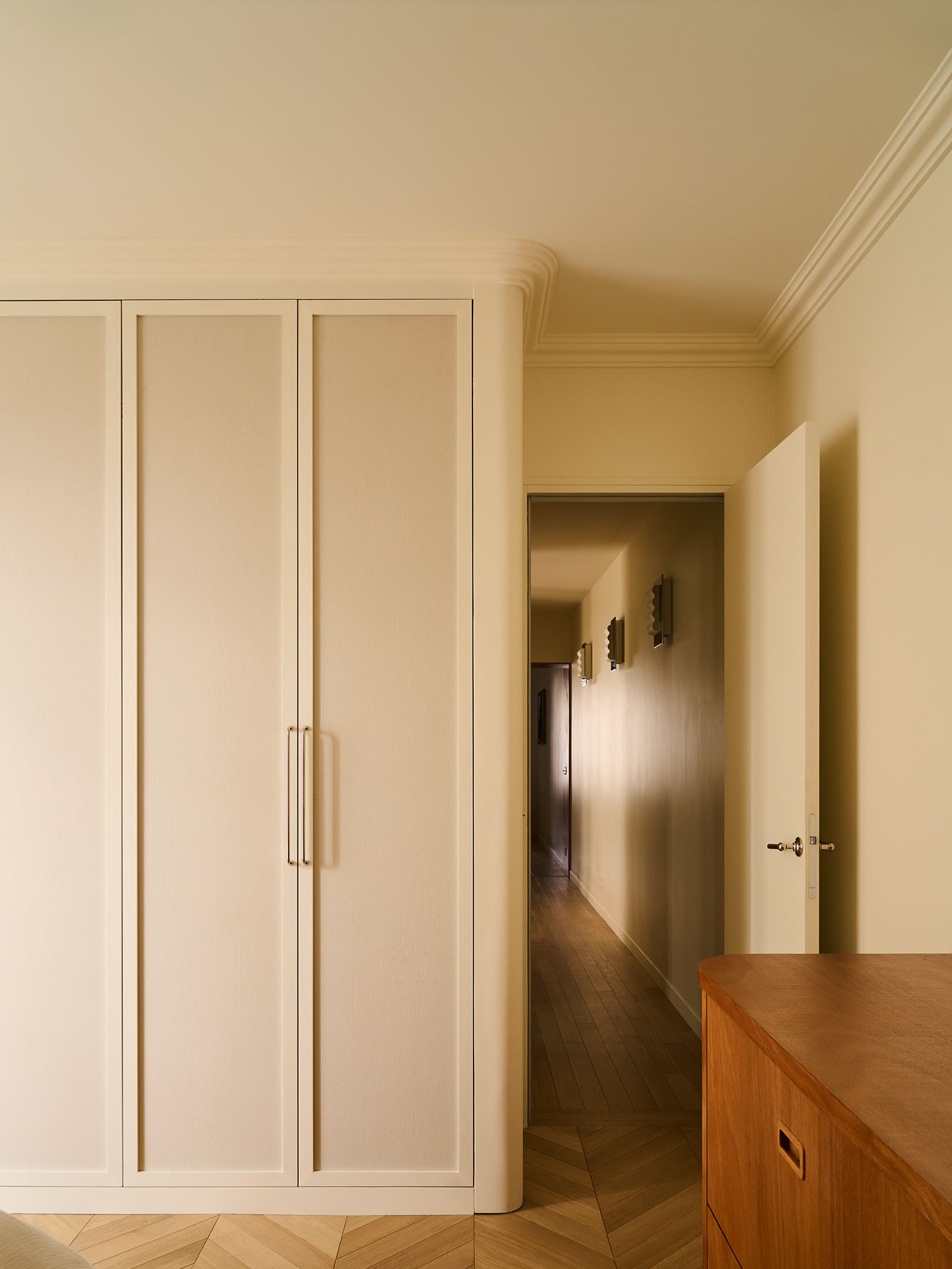 Renovierung in Paris HaussmannWohnung Hauptschlafzimmer Kleiderschrank