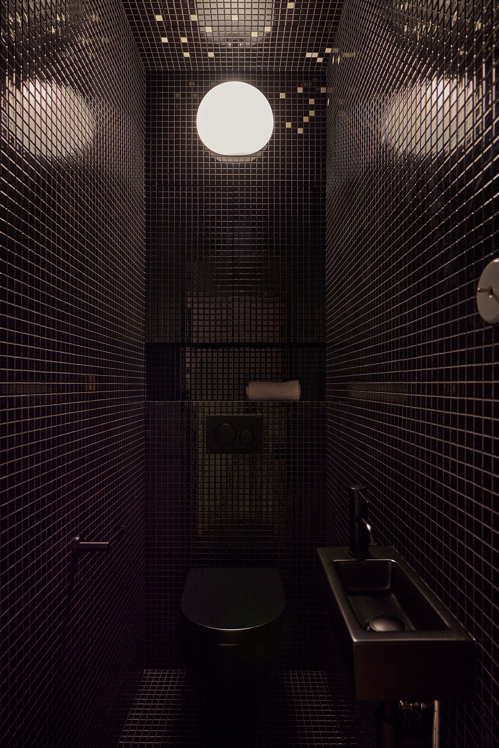 Renovierung in Paris HaussmannWohnung schwarzes WC