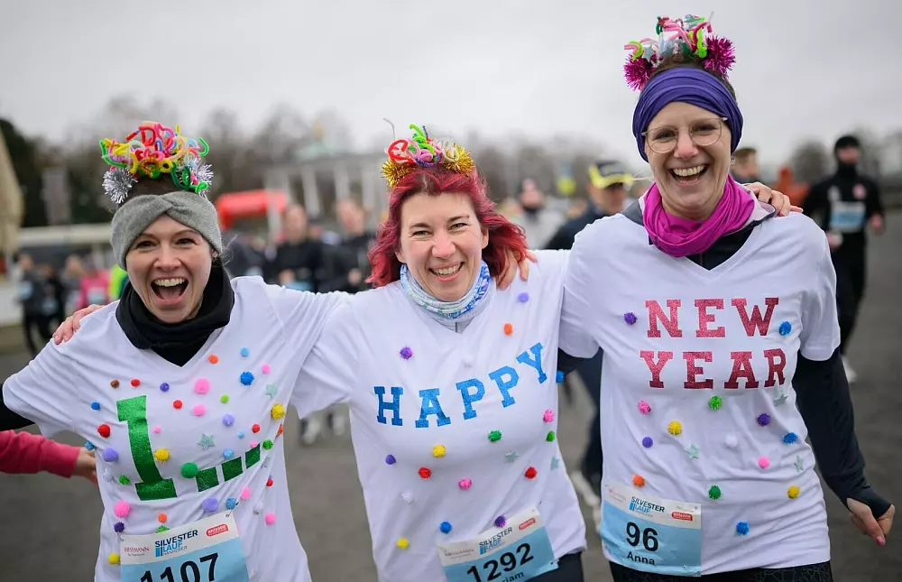 Viele Läufer und Läuferinnen gehen beim Silvesterlauf in Hannover verkleidet an den Start. - © Julian Stratenschulte/dpa