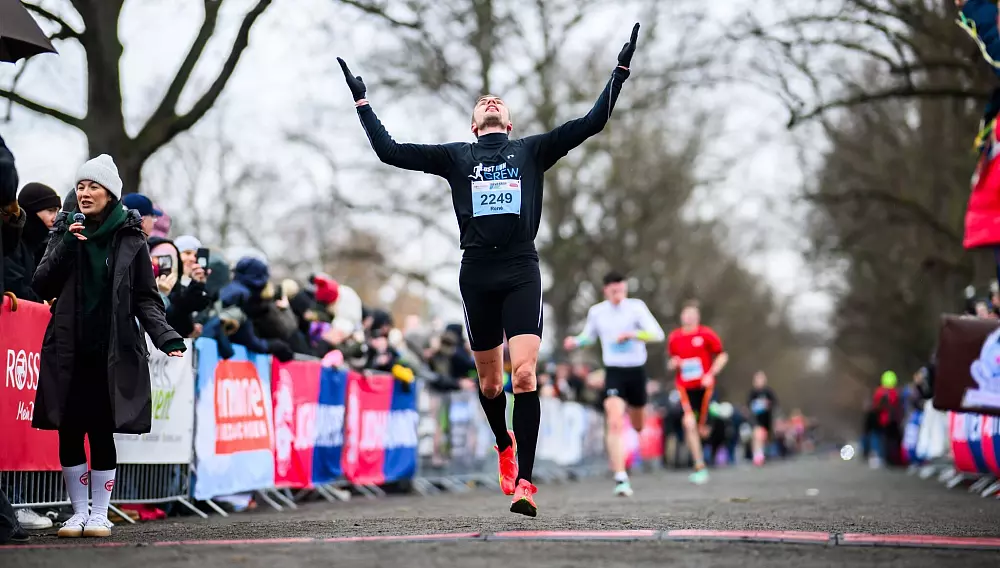 René Menzel läuft die 5,8 Kilometer lange Strecke um den Maschsee an Silvester am schnellsten. - © Julian Stratenschulte/dpa