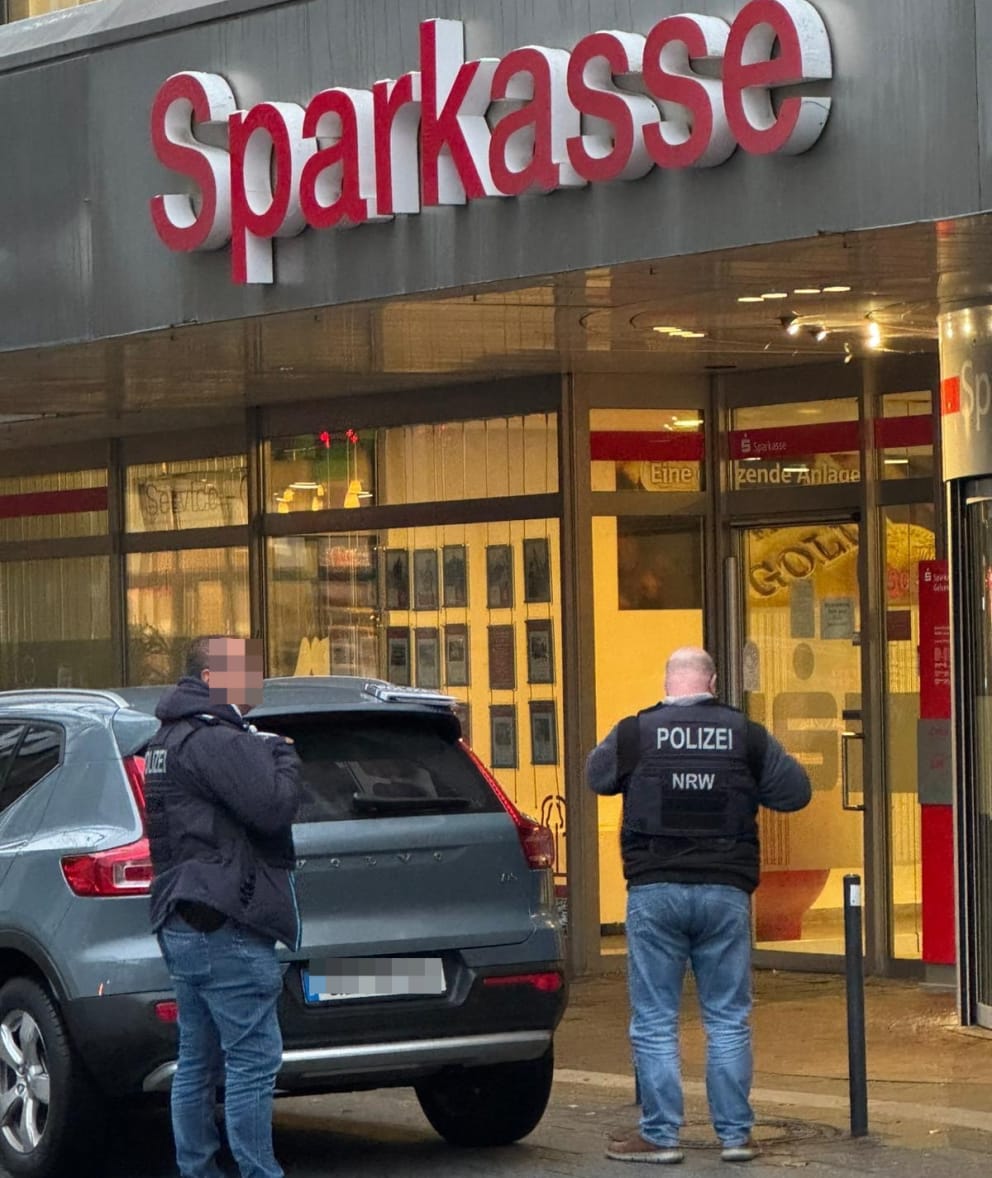 Insgesamt zehn Beamte sind bei der Durchsuchung der Filial-Räume dabei