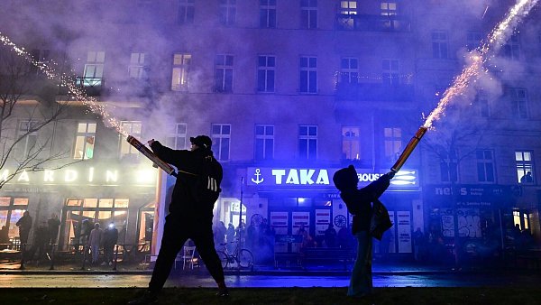Ein Bild aus der Silvesternacht in Berlin: Zwei Menschen zünden Feuerwerk aus der Hand. Allein acht Kindern hat es beim diesjährigen Jahreswechsel hier die Finger weggesprengt. - © Sebastian Christoph Gollnow/dpa
