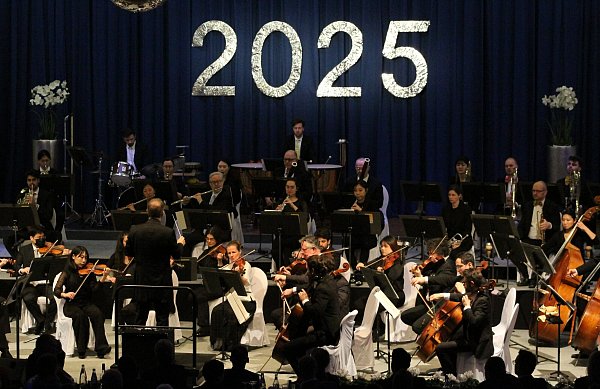 Die Stadt begrüße zum 25. Mal mit der Nordwestdeutschen Philharmonie das neue Jahr. - © Nicolas Bröggelwirth