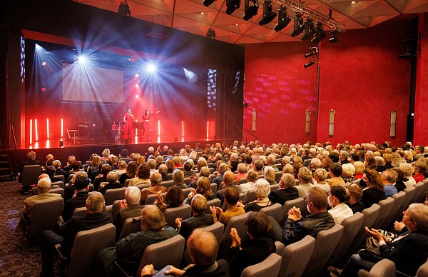 Ein Foto aus guten Zeiten, als sich das Theater noch selbst feierte: 70 Jahre Volksbildungswerk und 50 Jahre Neues Theater. - © Oliver Krato