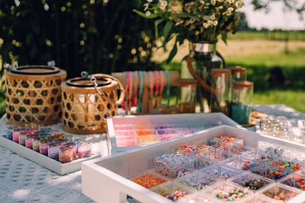 Perlen in allen möglichen Variationen: Daraus können die Teilnehmenden individuelle Armbänder designen. - © Julia Leiendecker