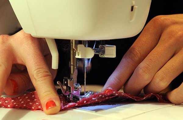 Nähen in der Evangelisch-Lutherischen Kirchengemeinde Versmold: Kreative Projekte in geselliger Runde verwirklichen. - © picture alliance / dpa