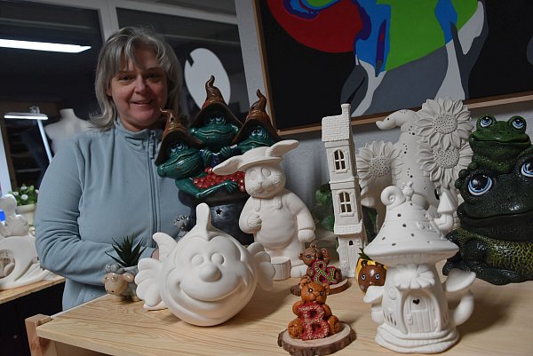 Kreative Vielfalt: Eine Auswahl an unbemalten Keramikfiguren im Tinis Atelier in Steinhagen lädt zum künstlerischen Gestalten ein. - © Birgit Nolte