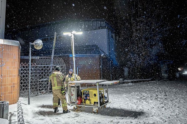 Lichtmasten sollen das Gefühl von Sicherheit erhöhen. - © Carsten Koall/dpa