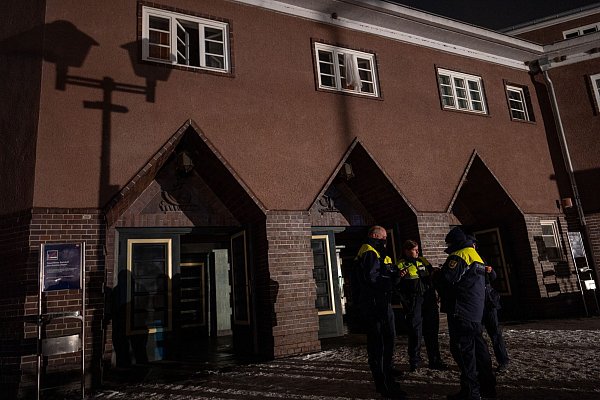 Alles duster: Auch die S-Bahn fuhr wegen der Dunkelheit nicht mehr. - © Michael Kappeler/dpa