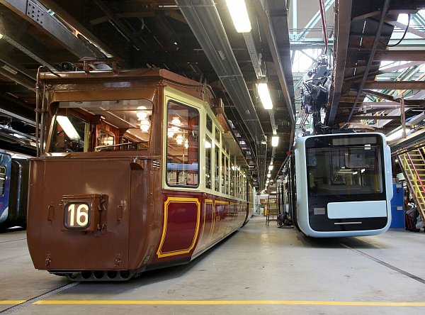 Ein Schwebebahnwagen der aktuellen Baureihe ist in der Wagenhalle neben dem «Kaiserwagen» zu sehen, der in diesem Jahr wieder für Sonderfahrten zur Verfügung stehen soll. (Archivbild) - © Roland Weihrauch/dpa