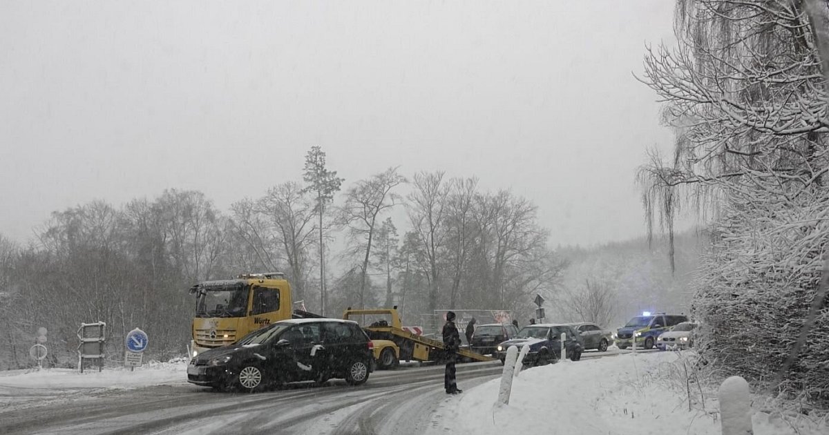 Viele Unfälle auf glatten Straßen in OWL und NRW – heute neuer Schneefall