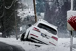 An der Dornberger Straße in Bielefeld ist am Samstag ein Auto im Graben gelandet. - © Paul Brinkmann