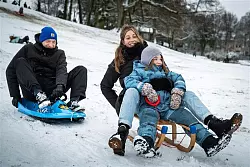 Am Samstag reichte der Schnee in Bielefeld schon zum Rodeln aus. - © Barbara Franke