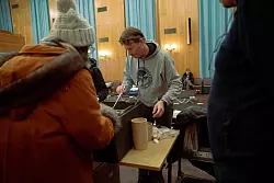 Wofram Keller vom Sportverein Zehlendorfer Wespen gehört zu den zahlreichen Freiwilligen die im Berliner Südwesten helfen. - © Carsten Koall/dpa