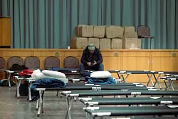 Einige wollen die Nacht trotz Kälte in der eigenen Wohnung verbringen. - © Carsten Koall/dpa