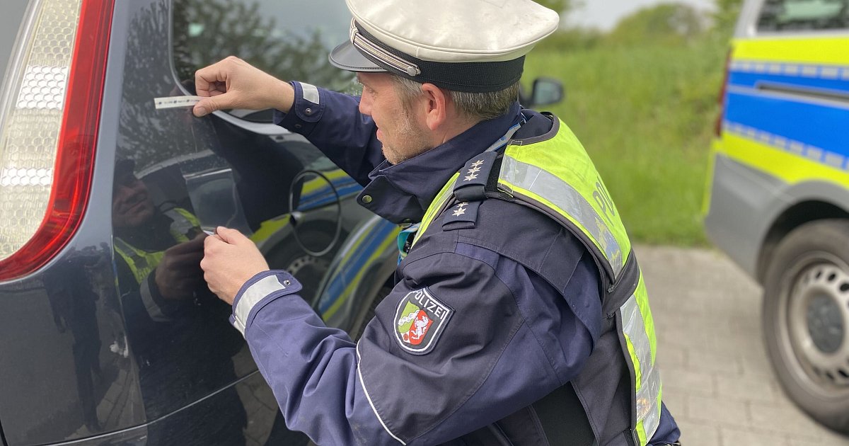 Fahndung: Autofahrer fährt Bielefelderin an und ergreift die Flucht