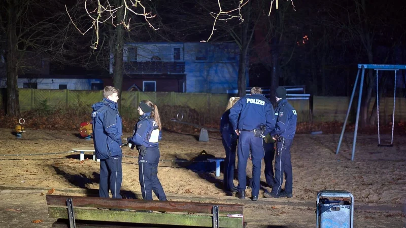 In den Bielefelder Ortsteilen Brake und Baumheide wurden an Silvester zwei 18-Jährige durch gezündete Böller getötet. - © Christian Müller/dpa