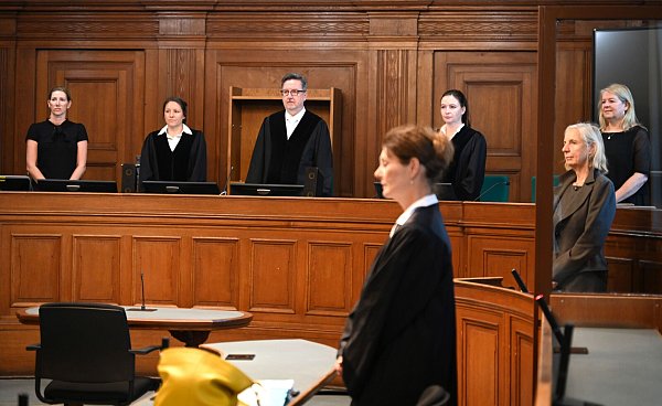 Der Vorsitzende Richter Thomas Groß (3. v. l.) muss in Kürze ein Urteil in dem Mordprozess fällen. - © picture alliance/dpa