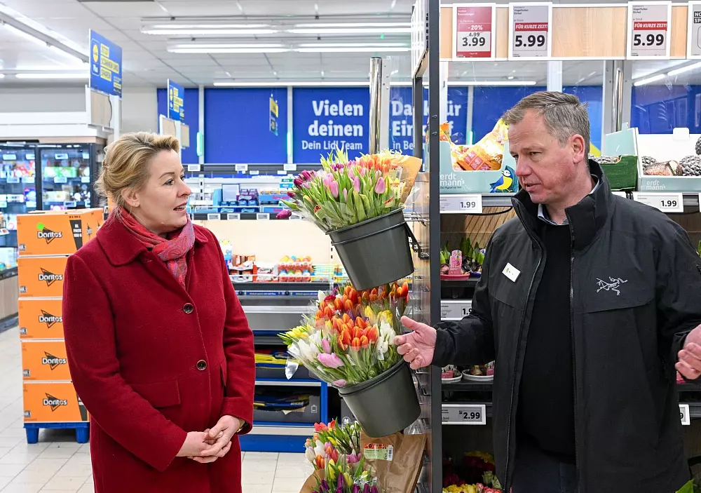 Franziska Giffey (SPD), Wirtschaftssenatorin, und Andreas Liepka, Geschäftsleitung Operations Nord, besuchen eine Lidl-Filiale am Teltower Damm. - © Jens Kalaene/dpa