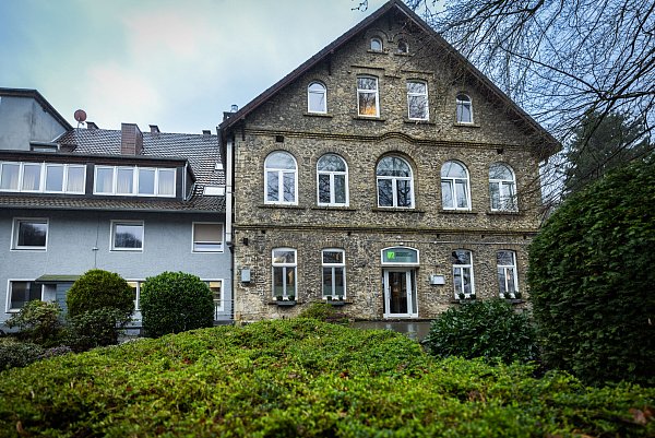 Idyllisch im Grünen direkt am Hermannsweg befindet sich das Traditionslokal Brands Busch. - © Sarah Jonek