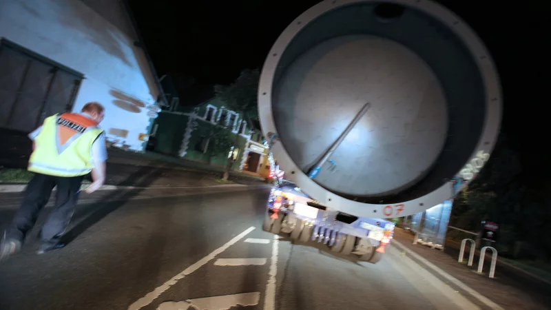 Teile einer Windkraftanlage sollen Ende der Woche auch die wichtige A2-Anschlussstelle im Bereich zwischen Bad Salzuflen und Herford passieren. - © Gerald Dunkel/Archiv