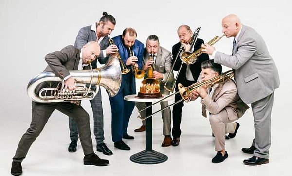 Blasmusik mit Showcharakter: Mnozil Brass aus Österreich begeistern auf der Bühne nicht nur musikalisch. - © Maria Frodl