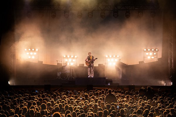 Beim Asta-Sommerfestival 2025 hat Headliner Zartmann in Paderborn vor einer Menge Besucherinnen und Besucher gespielt. - © Niklas Tüns